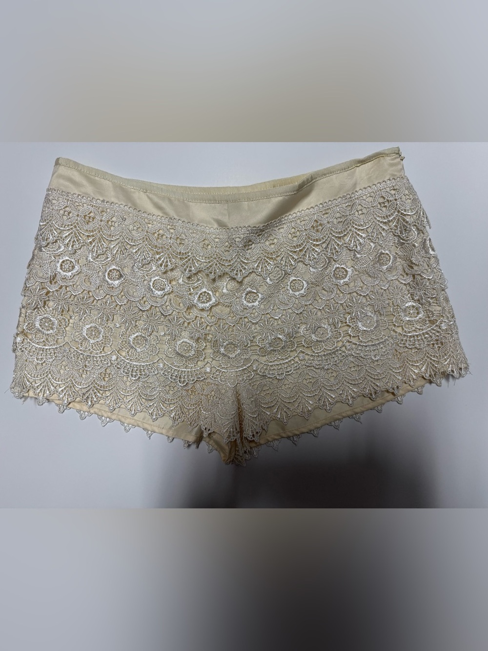 Sans Souci Cream Lace Shorts